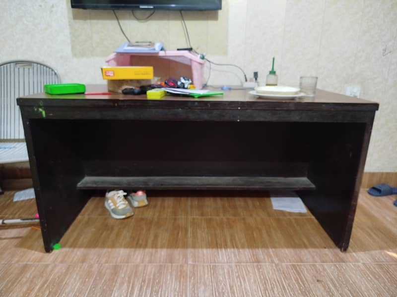 office table size 5 feet by 2.5 feet edge to edge 2