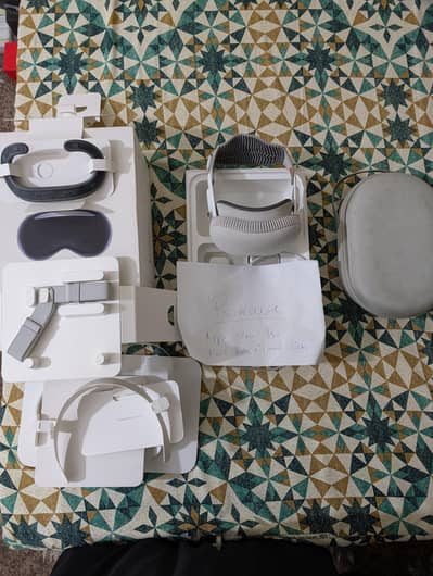 Apple Vision Pro Full Box with Travel Case
