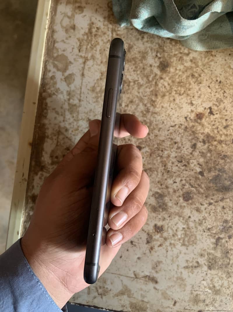 iPhone 11 4