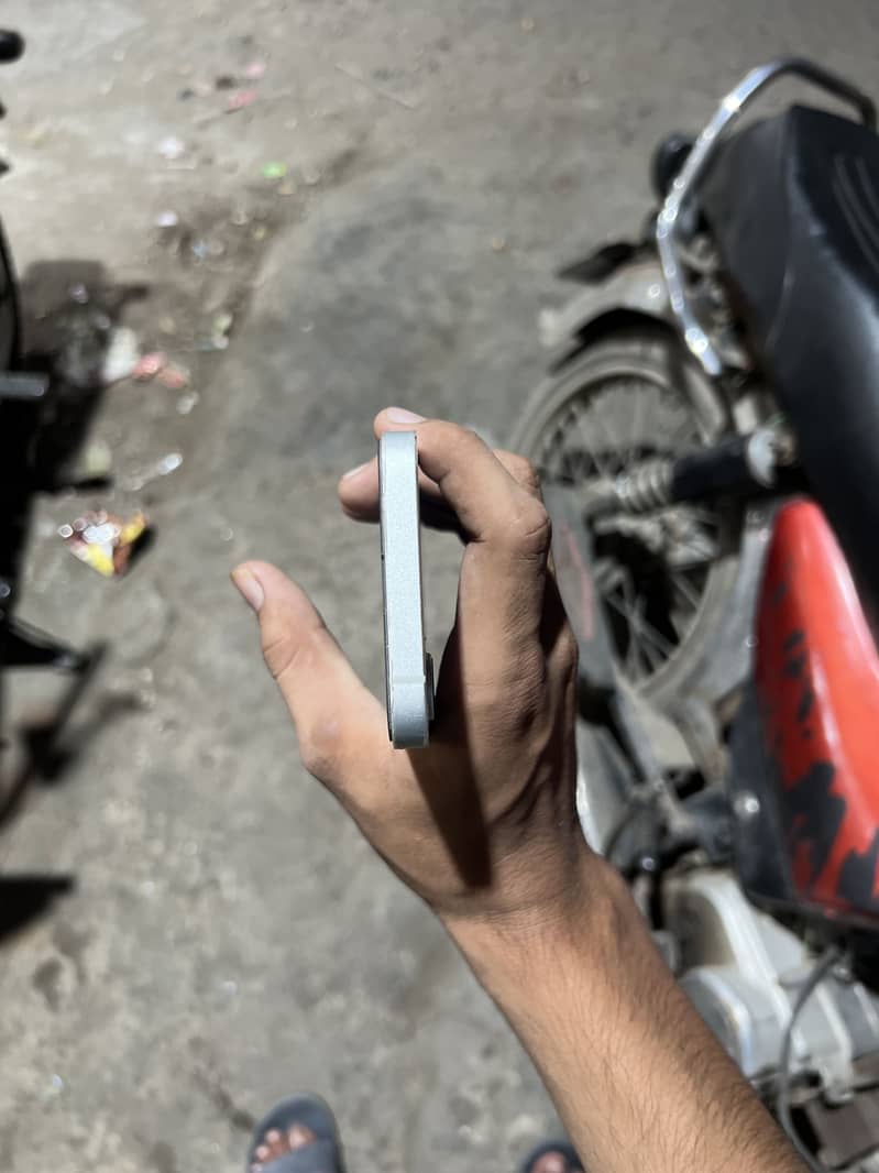 Apple iPhone 16e 1