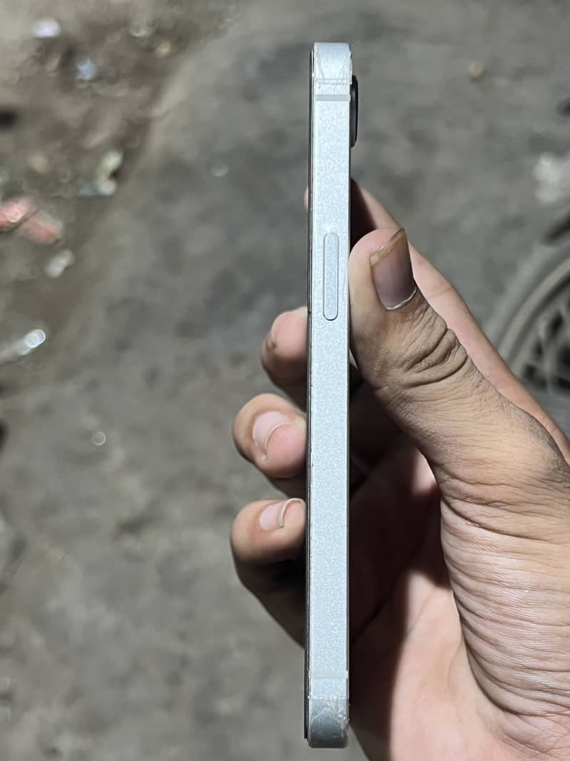 Apple iPhone 16e 2