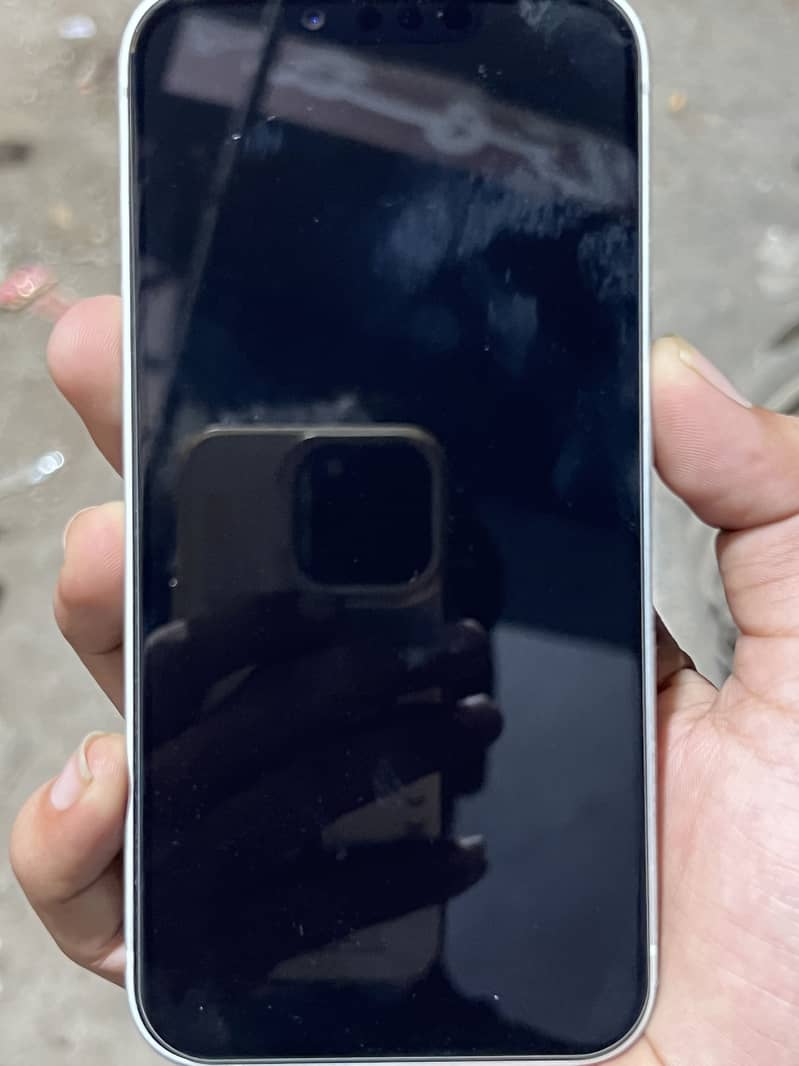 Apple iPhone 16e 3