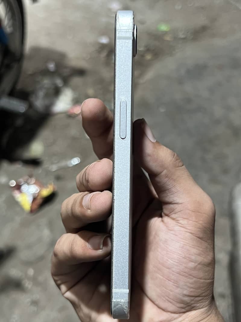 Apple iPhone 16e 4