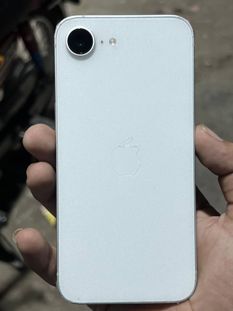 Apple iPhone 16e 5
