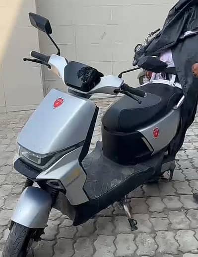 Metro T9 Electric Scooty 2026 Model. Karachi Registered Urgent Sale.
