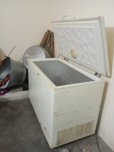 Deep freezer ha saaf suthri condition me