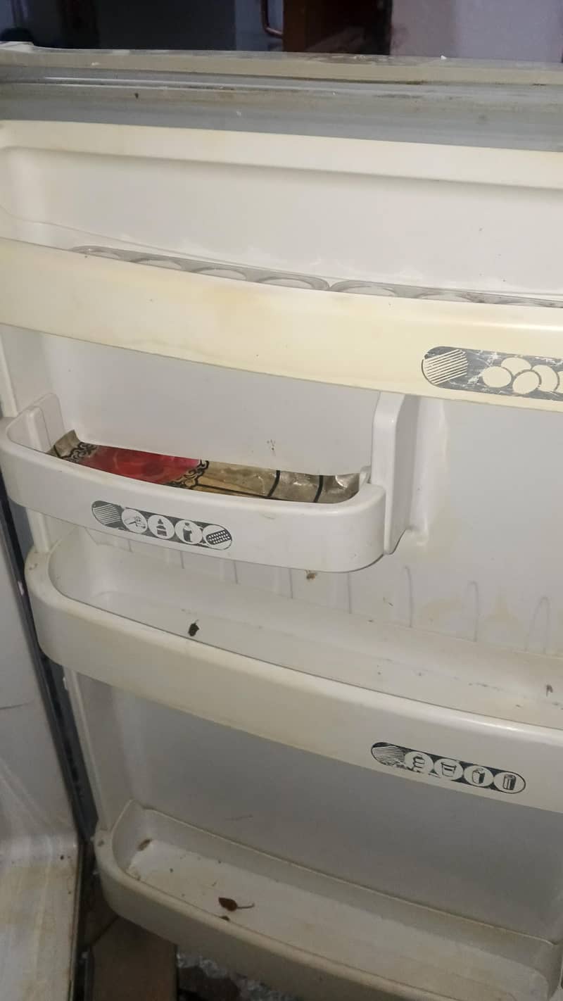دو دروازے بالکل صاف ستھرا فرج اور کنڈیشن وائز ٹھیک ہے یہ کمپریسر کا کو 4