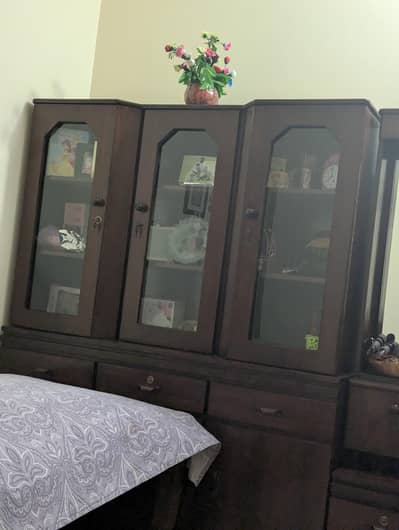 DRESSING MIRROR AND DRAWERS WARDROBE