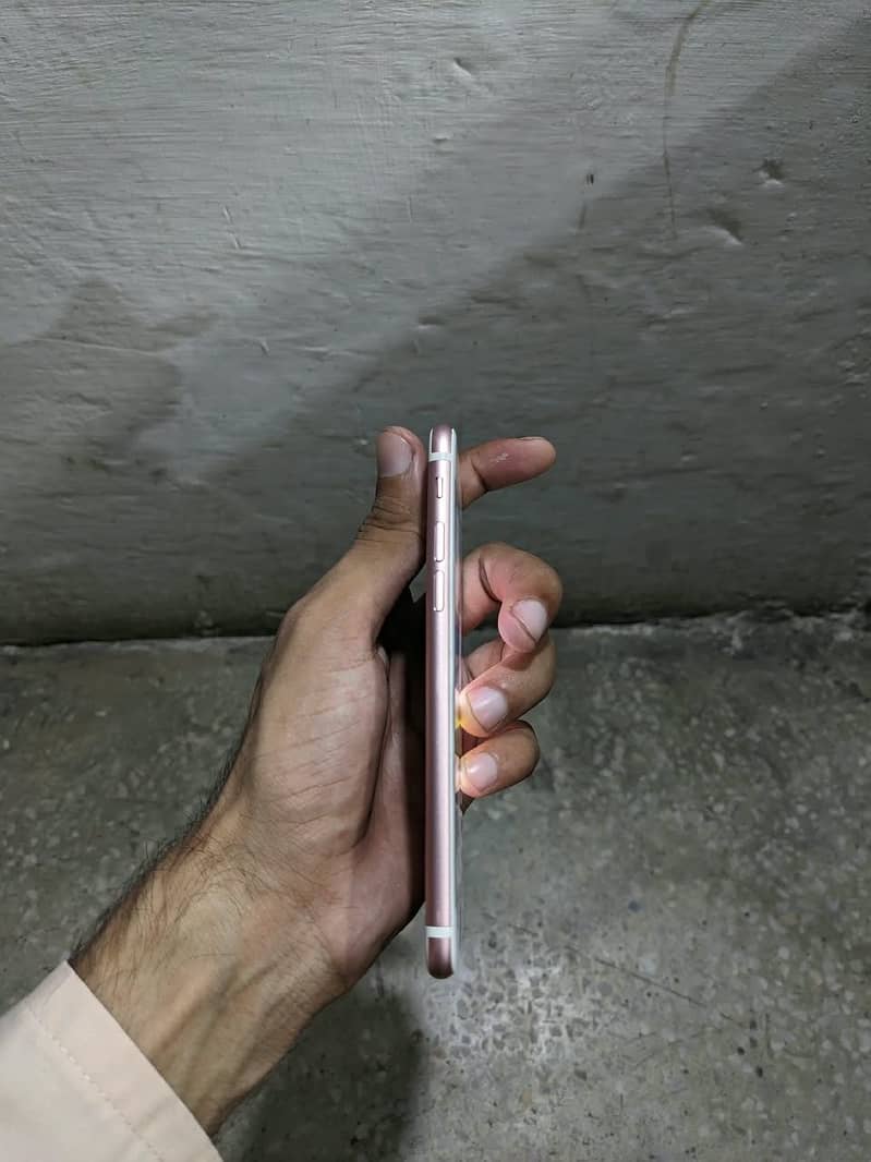 Apple iPhone 7 0
