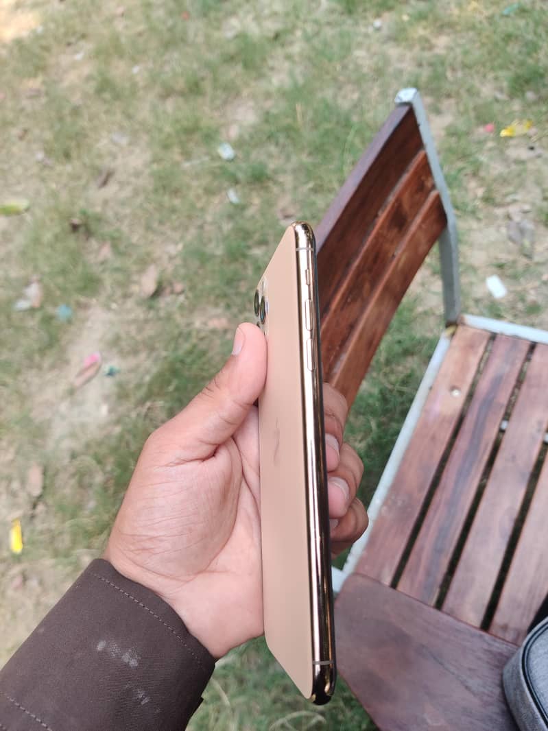 Apple iPhone 11 Pro Max 2
