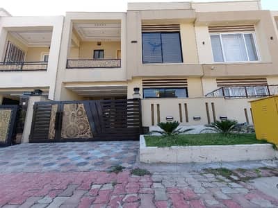 On Excellent Location In Bahria Town Phase 8 - Block M 5 Marla House For sale