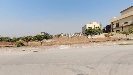 On Excellent Location Bahria Town Phase 8 - Block I Residential Plot Sized 10 Marla For sale