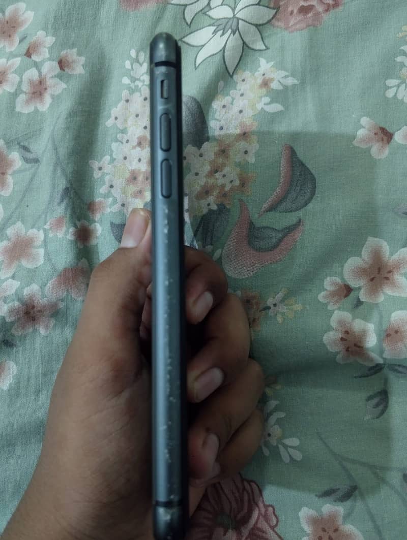 Apple iPhone 11 4