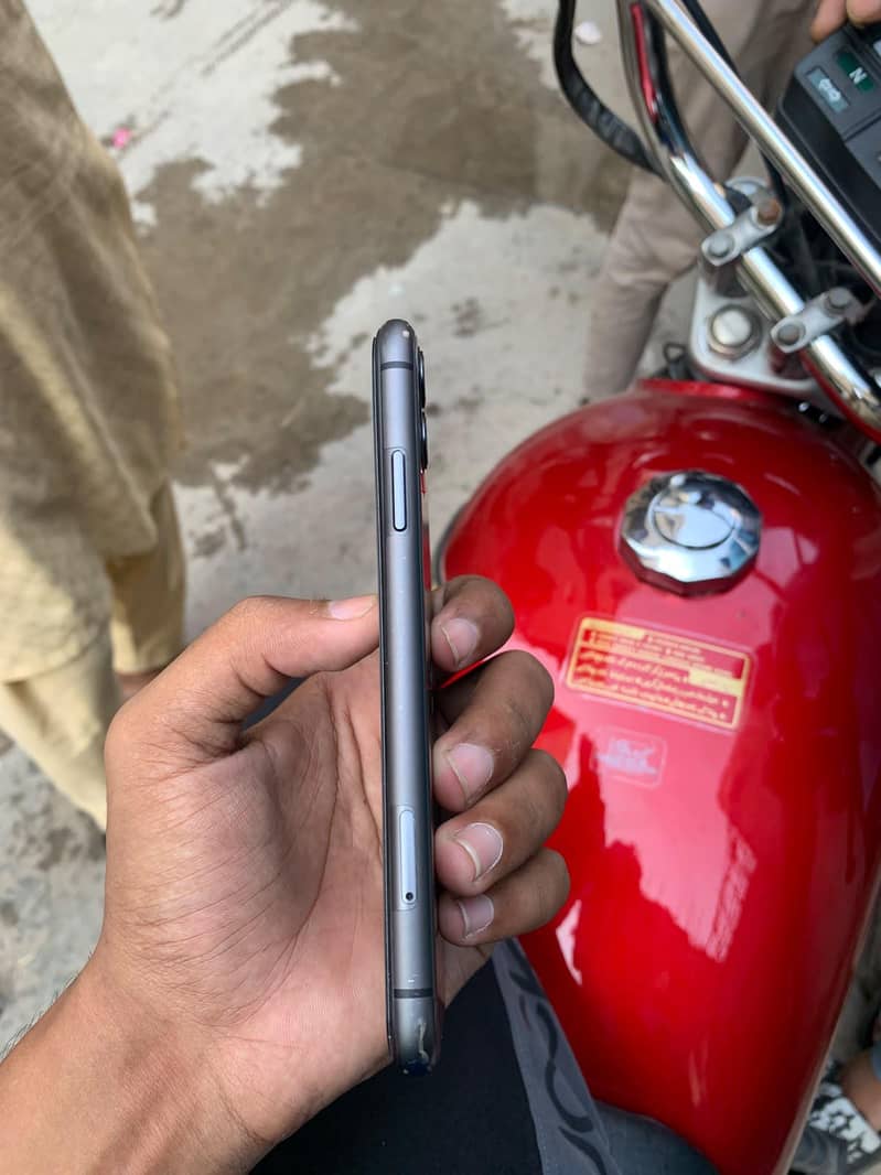 Apple iPhone 11 3
