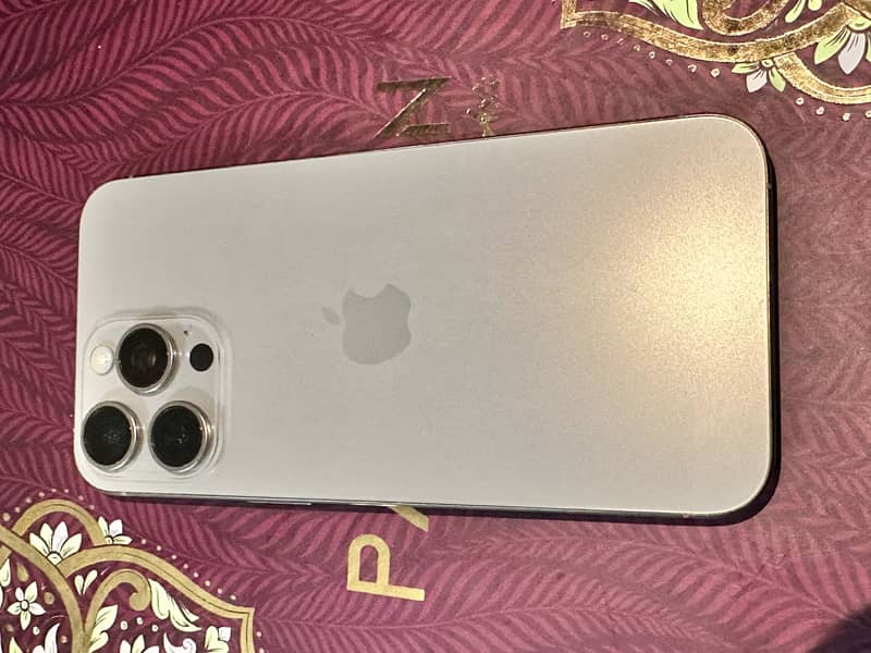 Apple iPhone 15 Pro Max 4