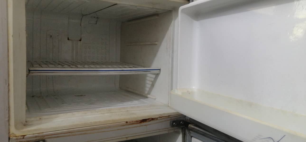 Refregrator Dawlance medium 2