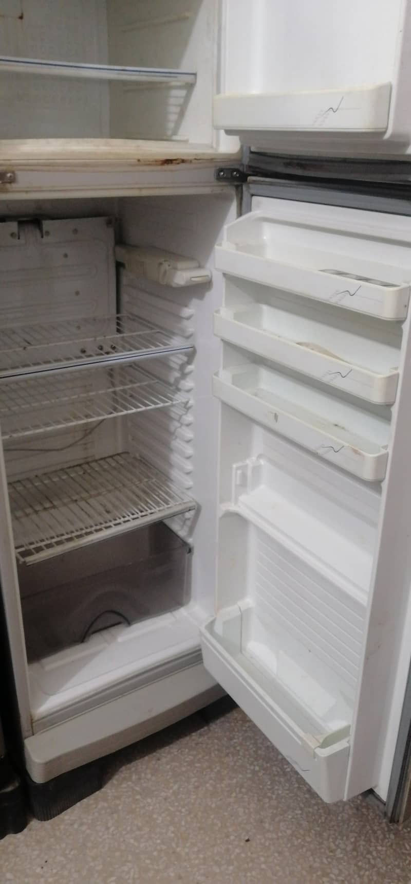 Refregrator Dawlance medium 4