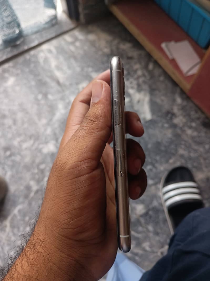 Apple iPhone 11 Pro 4