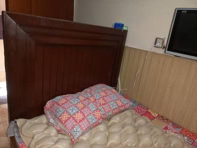 single wooden bed