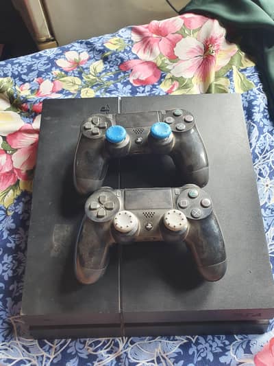 PS4 JAILBREAK VARIANT 500GB WITH 2 CONTROLLERS NEAT CONDITION