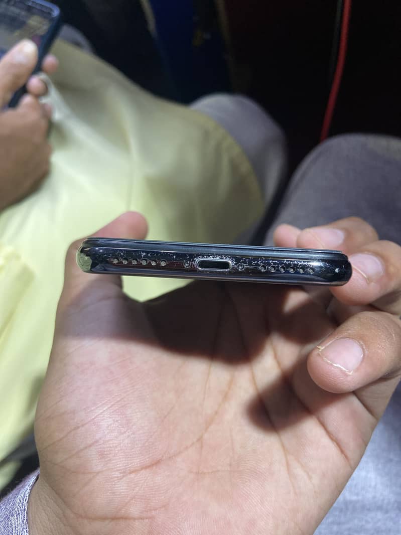 Apple iPhone X 4