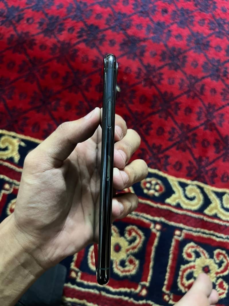 Apple iPhone 11 Pro Max 2