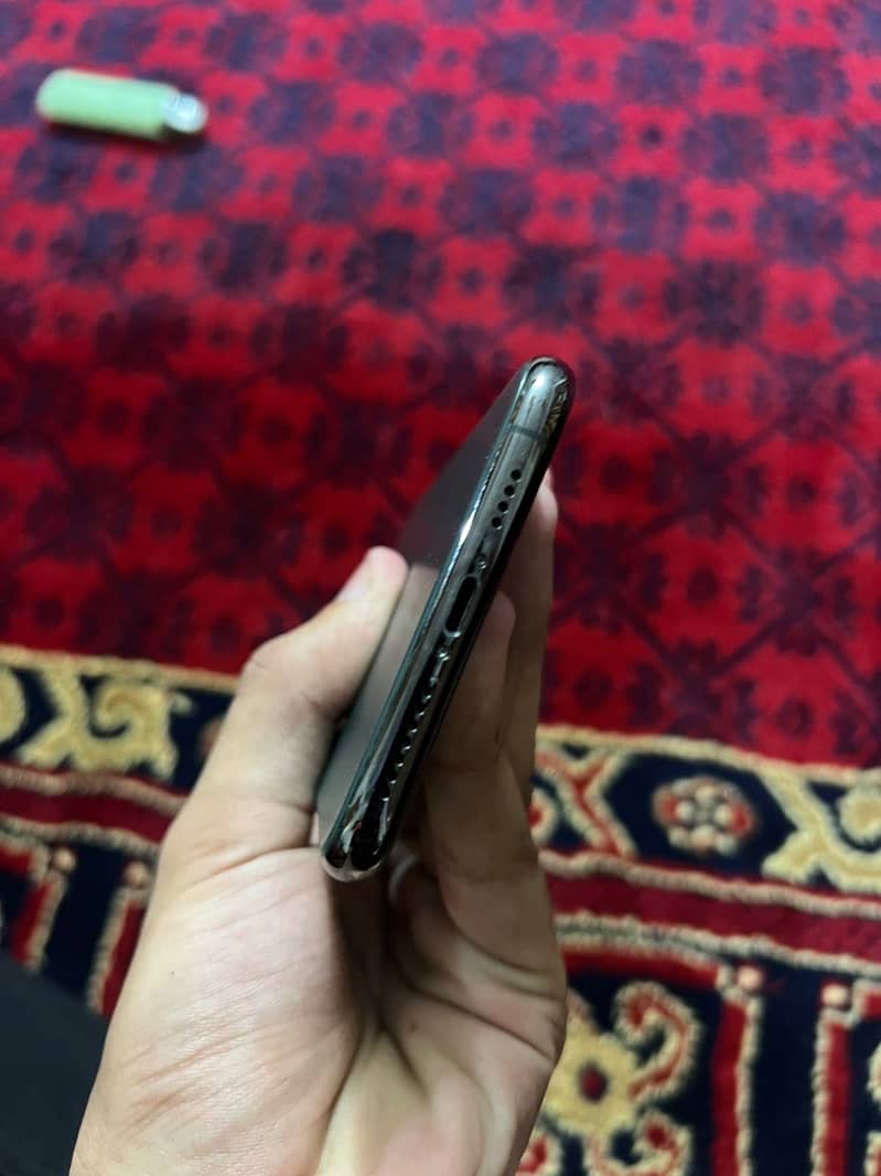 Apple iPhone 11 Pro Max 4