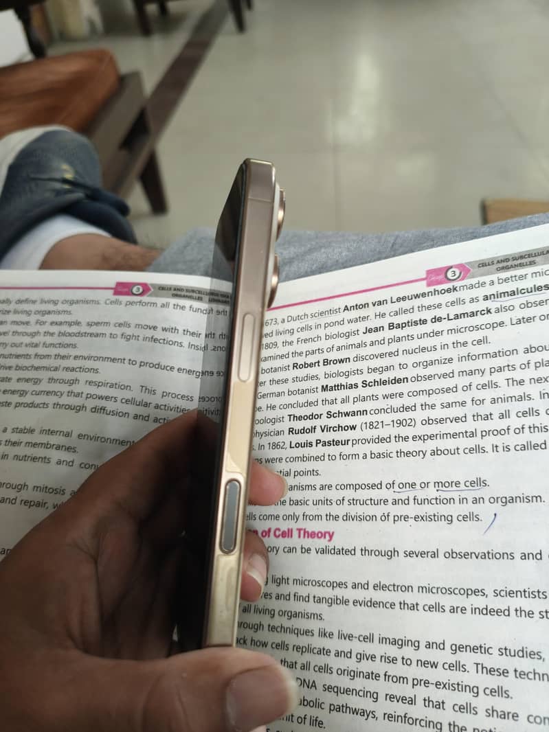 Apple iPhone 16 Pro 4