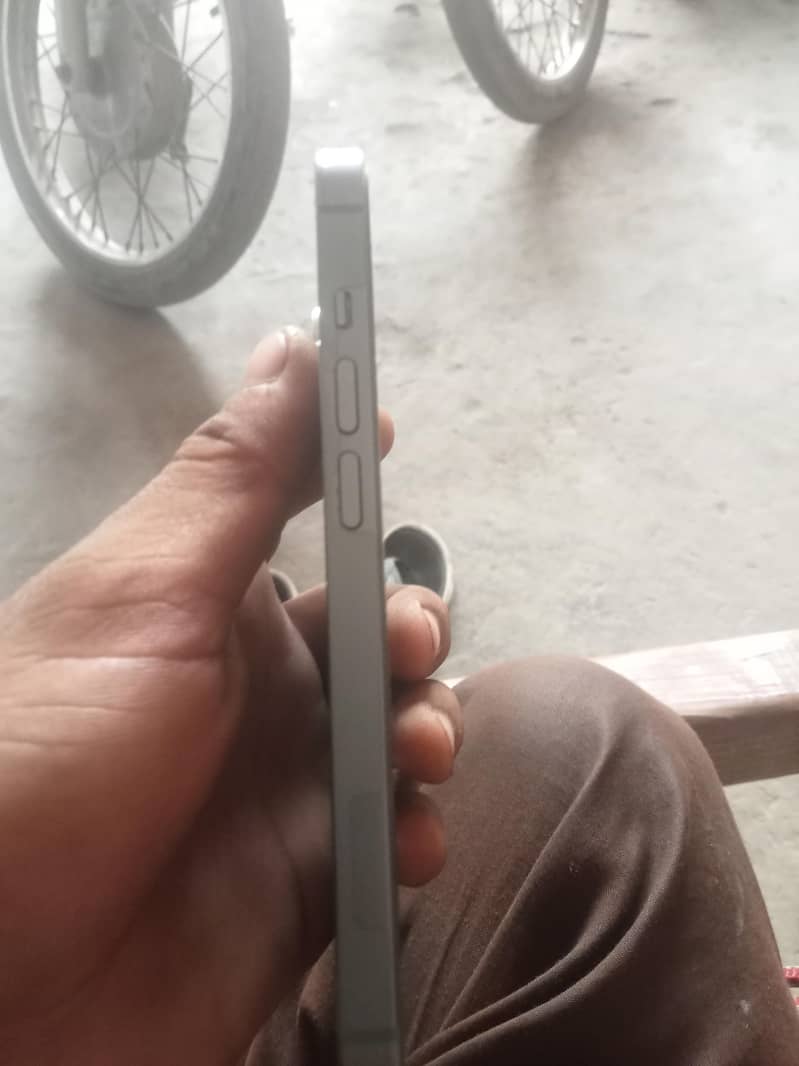 Apple iPhone 14 3
