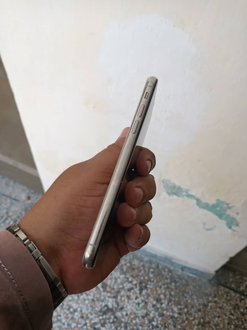 Apple iPhone X 4