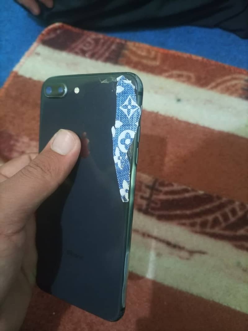 Apple iPhone 8 Plus 4
