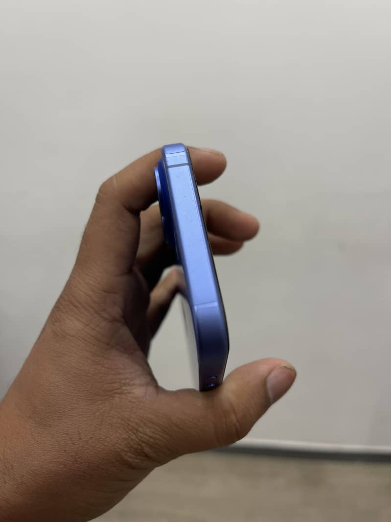 Apple iPhone 16 2