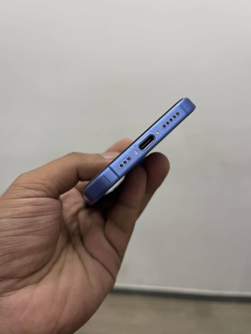 Apple iPhone 16 4