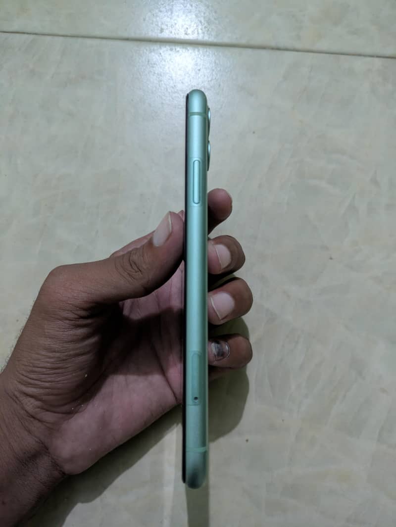 Apple iPhone 11 4