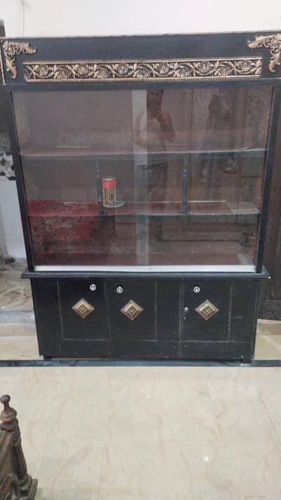 Wooden Showcase / Crockery Cabinet in Good Condition