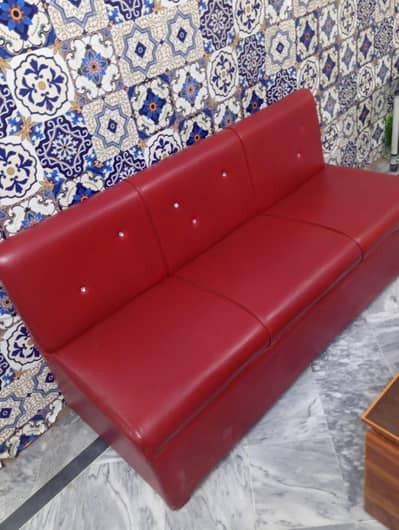 5 Seater Leather Sofa in Neat And Clean Condition