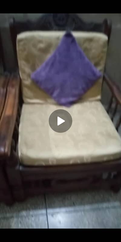 ye sofa purani lakri se bana hia hai mazboot sofa hai