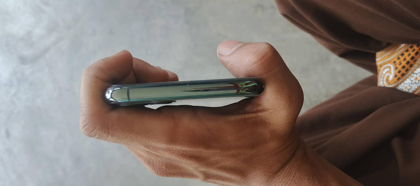 Apple iPhone 11 Pro Max 4