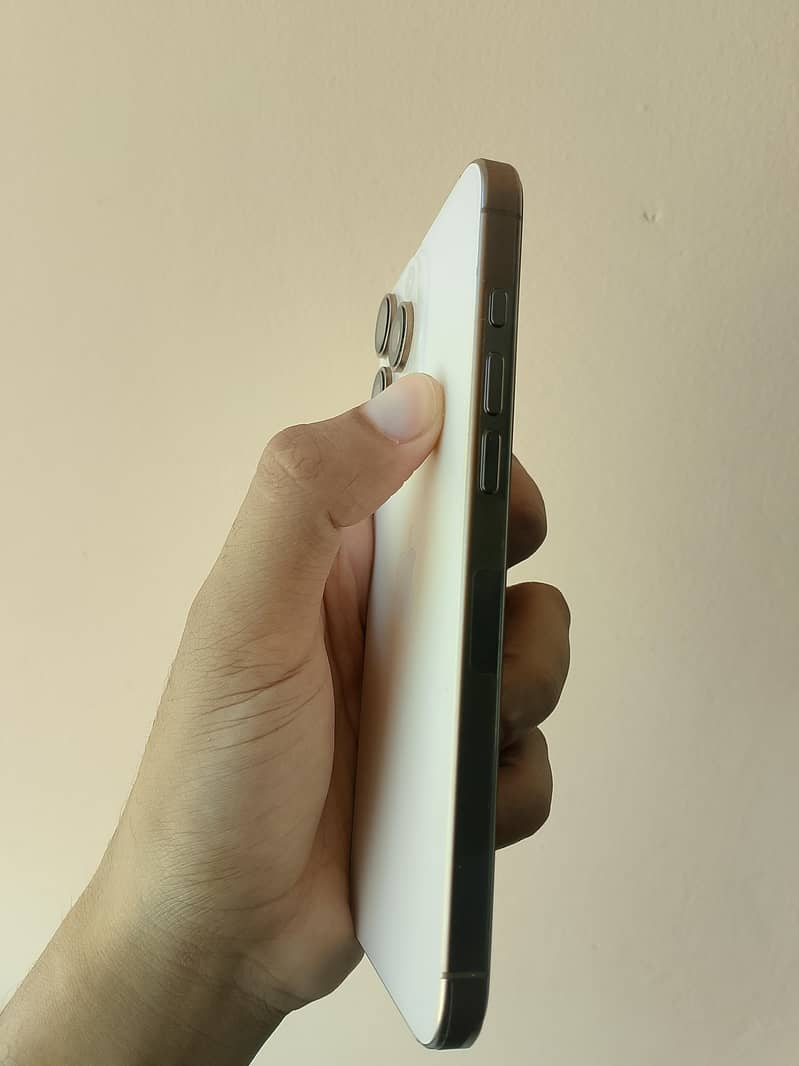 Apple iPhone 16 Pro Max 4