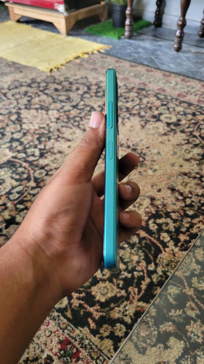 HMD Aura 2 4