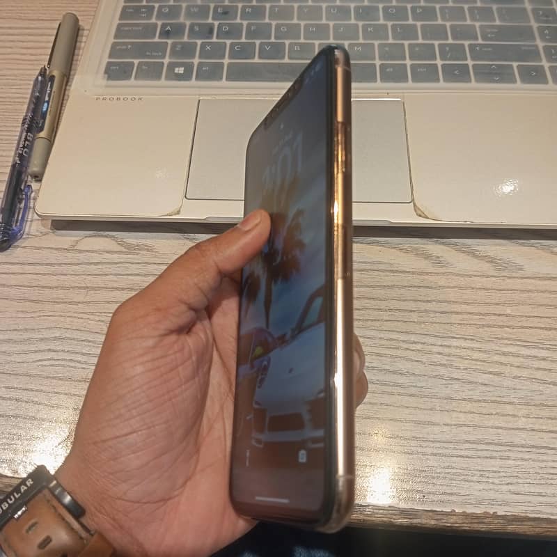 Apple iPhone 11 Pro Max 4