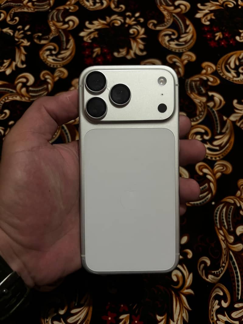 Apple iPhone 17 Pro Max 1