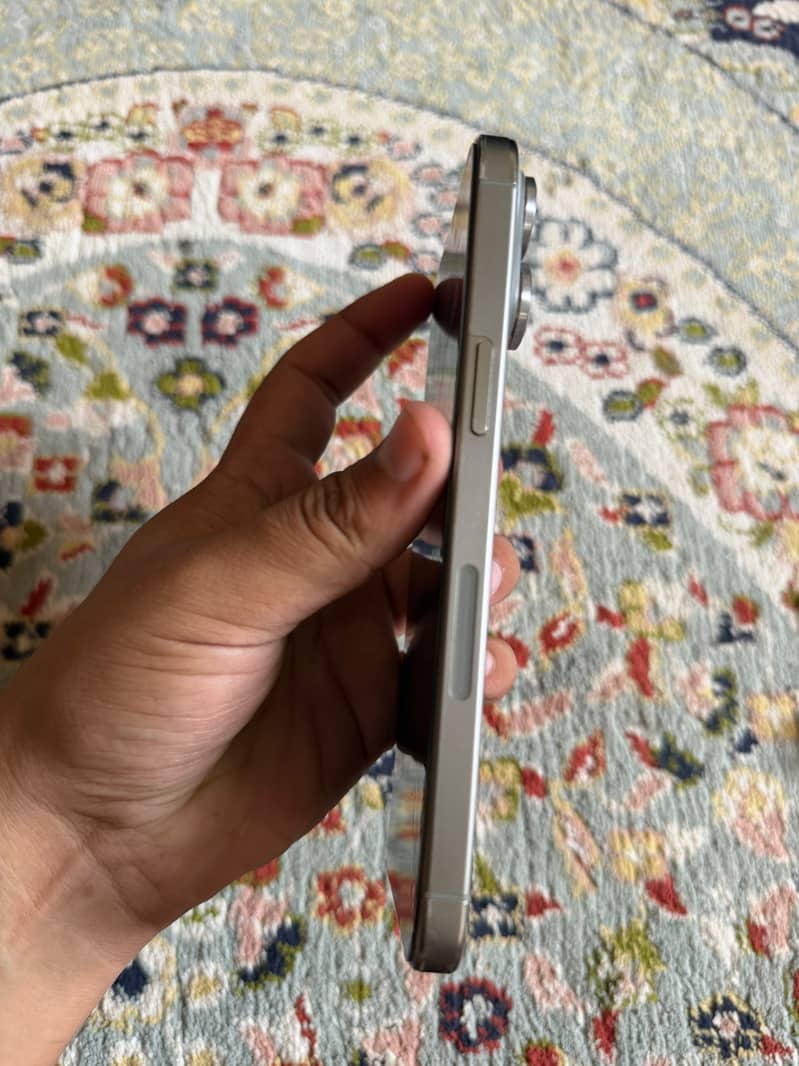 Apple iPhone 15 Pro Max 4