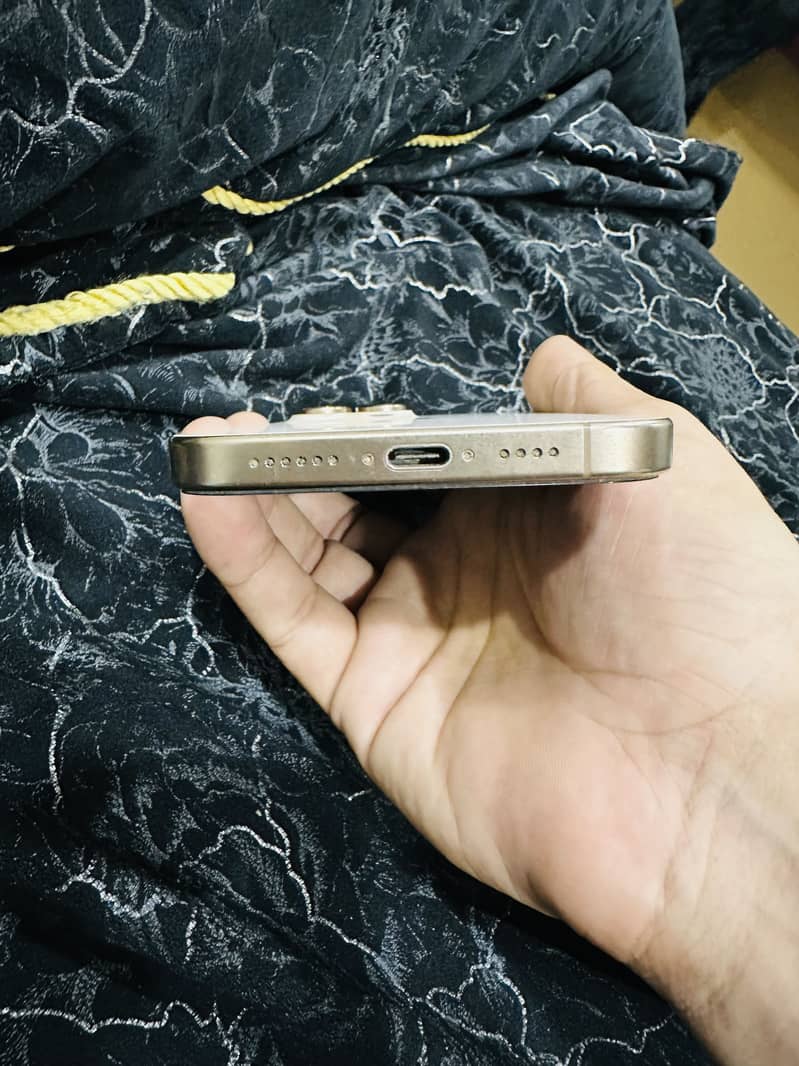 Apple iPhone 16 Pro Max 2