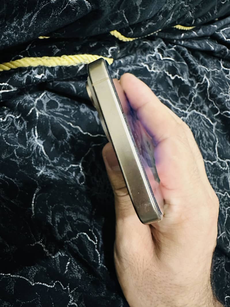 Apple iPhone 16 Pro Max 3