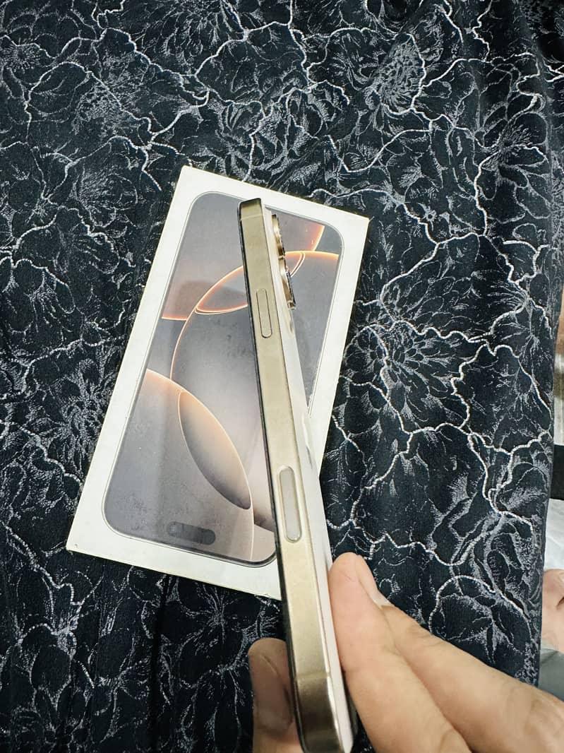 Apple iPhone 16 Pro Max 6