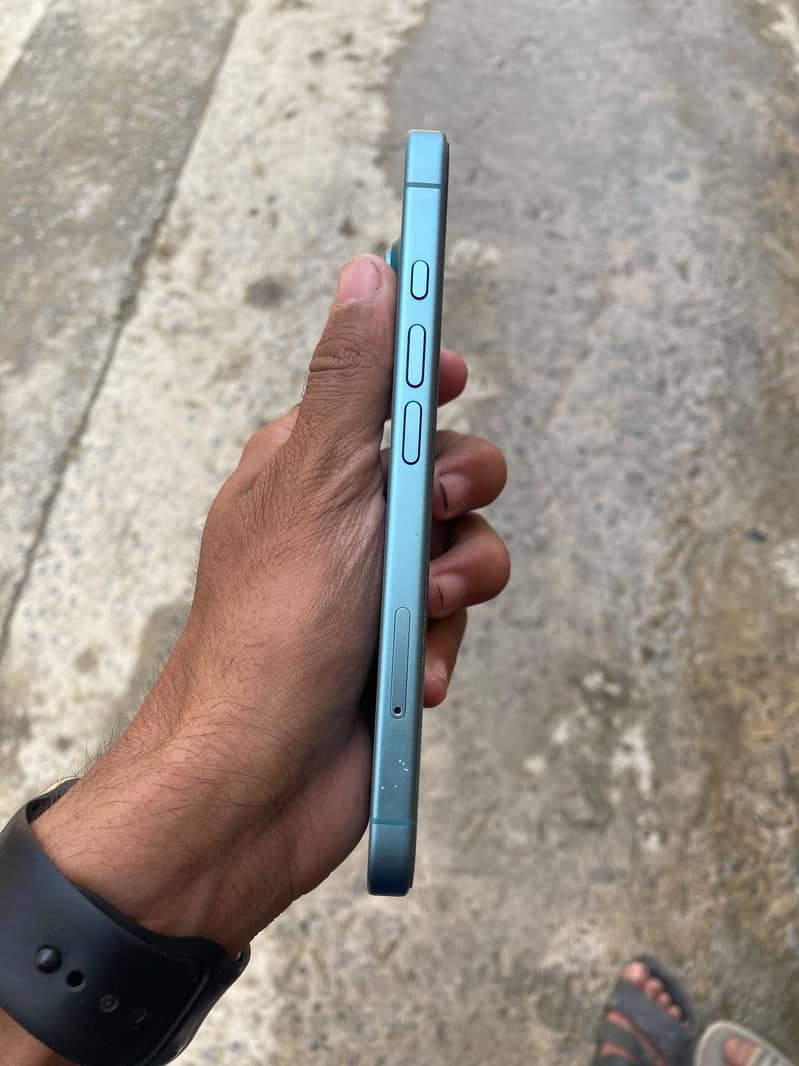 Apple iPhone 16 2