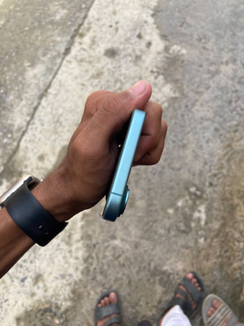 Apple iPhone 16 4