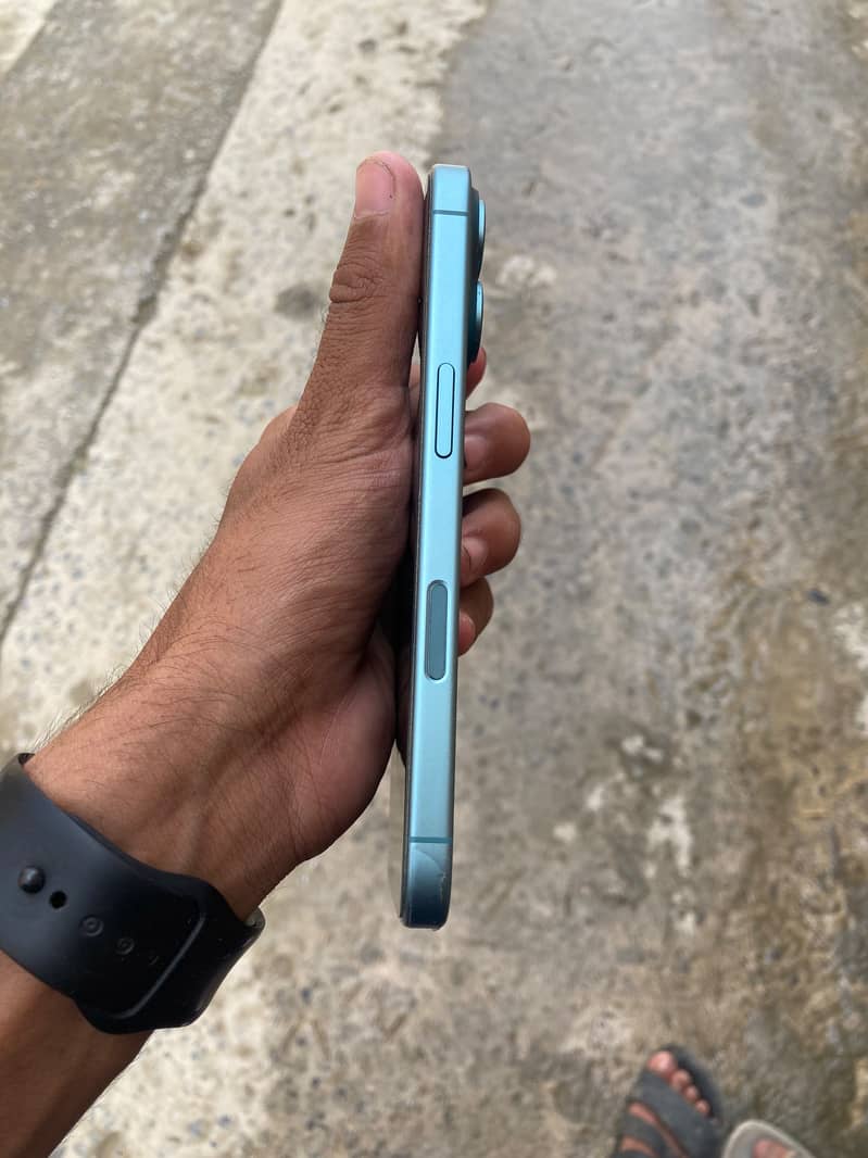 Apple iPhone 16 5