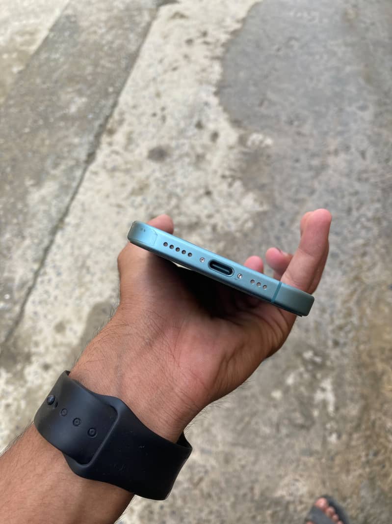 Apple iPhone 16 8